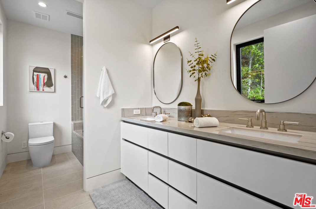 1056 Carrara Pl, Los Angeles CA  90049-1300 exterior