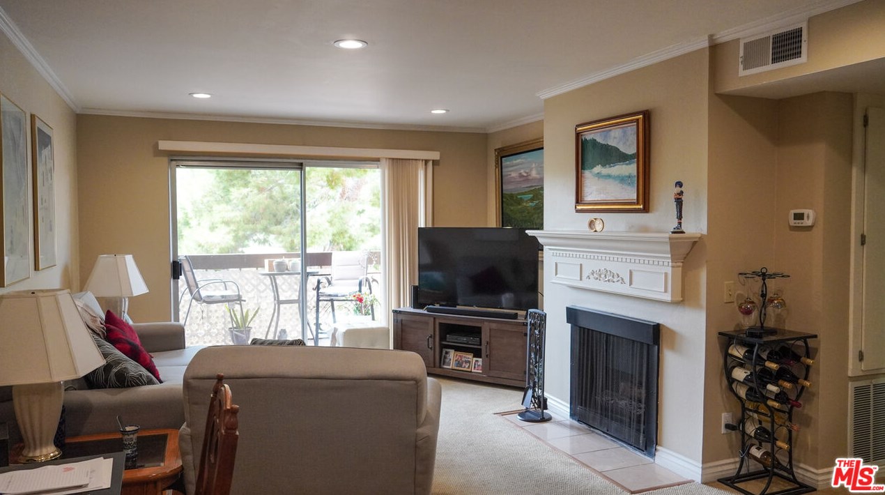 3481 Stancrest Dr #212, Glendale, CA 91208