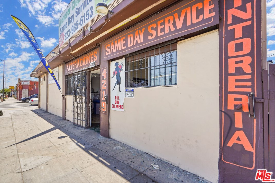 4219 Main St, Los Angeles CA  90037-2211 exterior