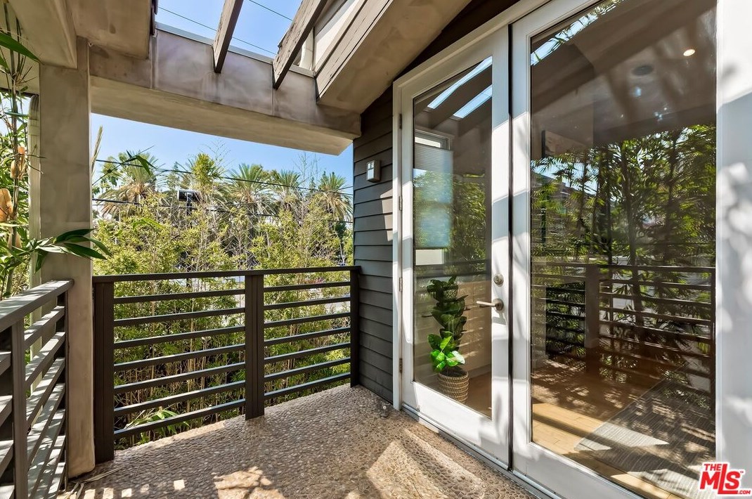 343 Huntley Ave, Los Angeles CA  90048-4703 exterior