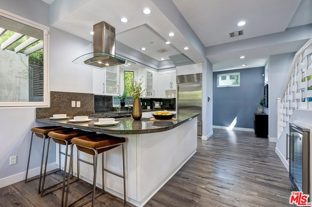 343 Huntley Ave, Los Angeles CA  90048-4703 exterior