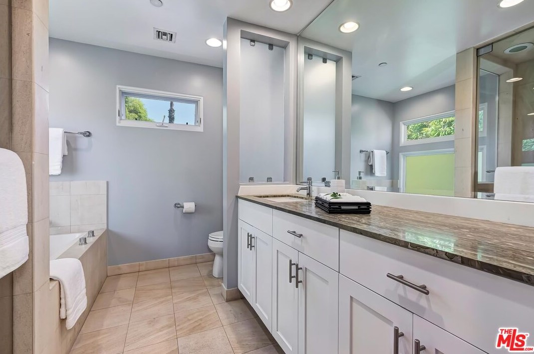 343 Huntley Ave, Los Angeles CA  90048-4703 exterior
