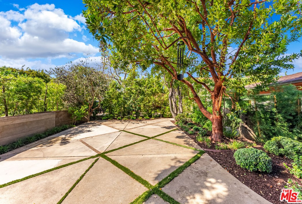 242 S Anita Ave, Los Angeles, CA 90049
