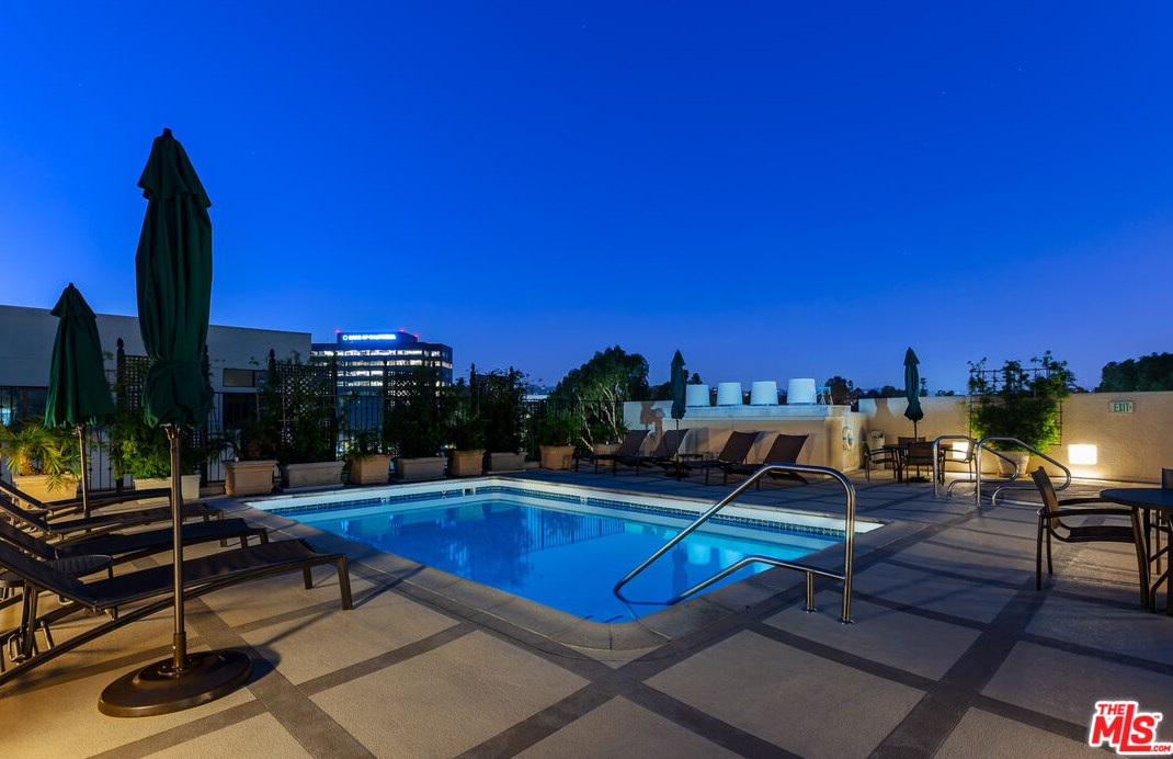 11500 San Vicente Blvd, Los Angeles CA  90049-6218 exterior