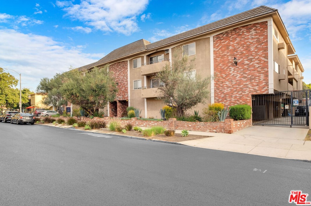 2320 Bentley Ave, Los Angeles CA  90064-1957 exterior