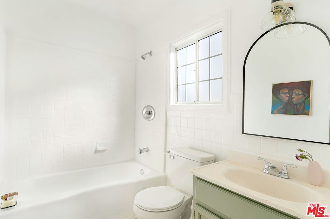 623 Laveta Ter, Los Angeles CA  90026-4303 exterior