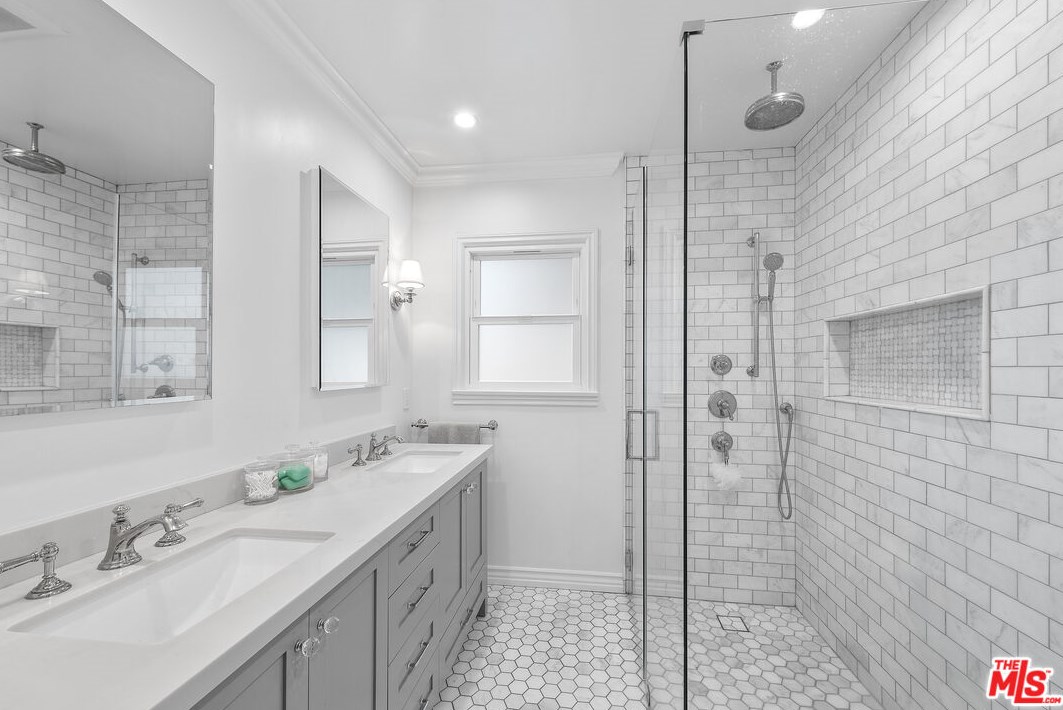 8001 Kentwood Ave, Los Angeles CA  90045-1253 exterior