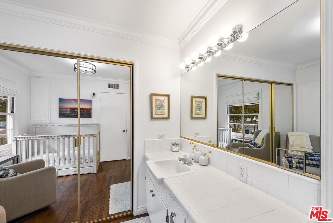 8001 Kentwood Ave, Los Angeles CA  90045-1253 exterior