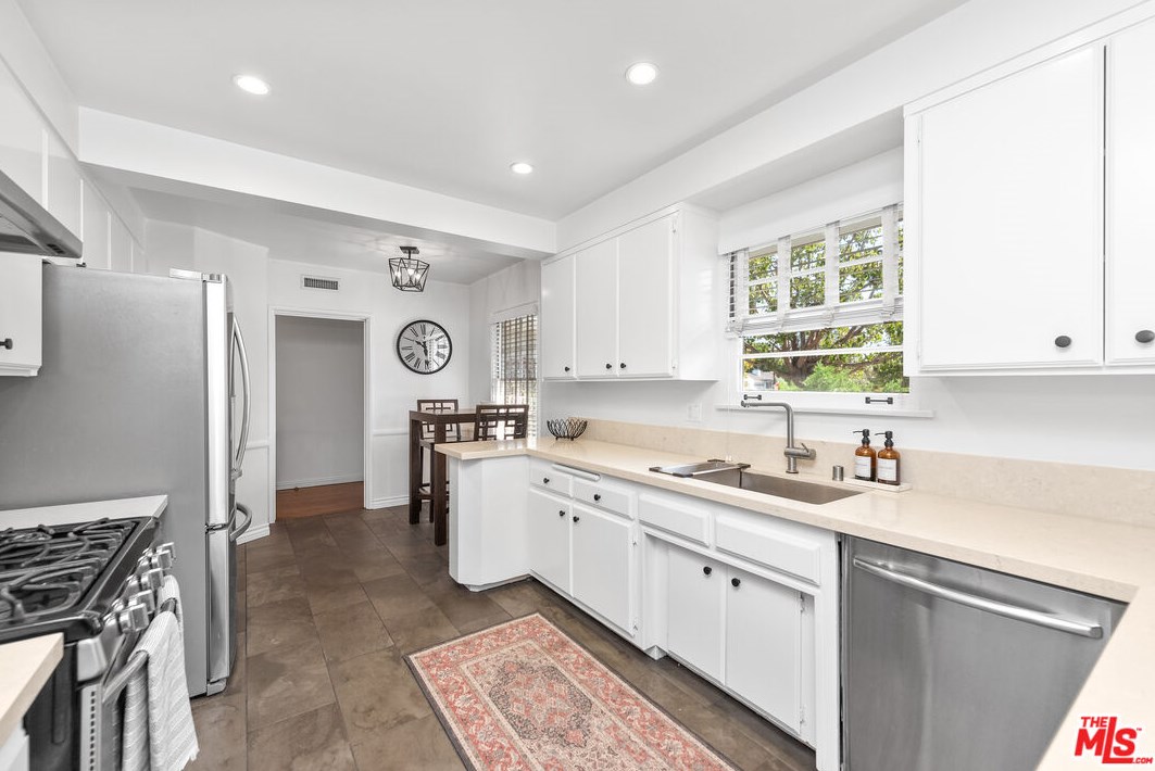 8001 Kentwood Ave, Los Angeles CA  90045-1253 exterior