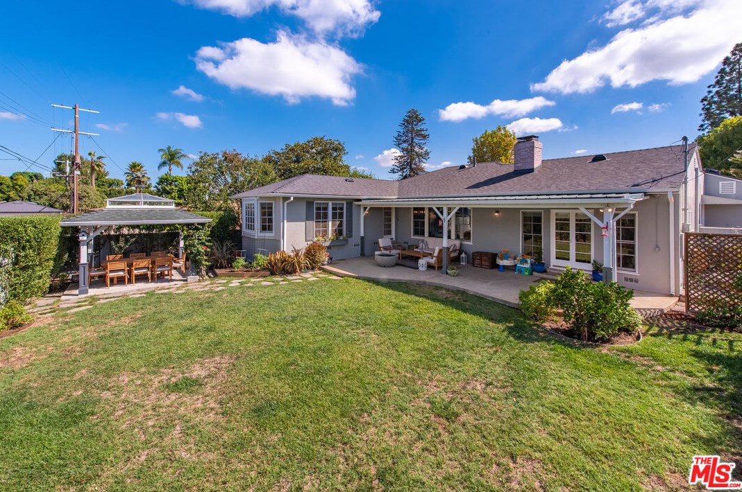 8001 Kentwood Ave, Los Angeles CA  90045-1253 exterior