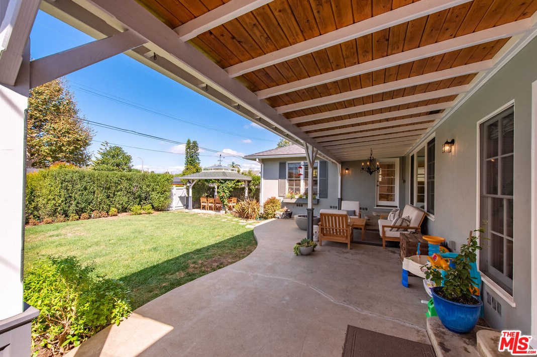 8001 Kentwood Ave, Los Angeles CA  90045-1253 exterior