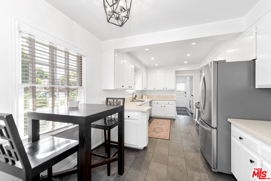 8001 Kentwood Ave, Los Angeles CA  90045-1253 exterior