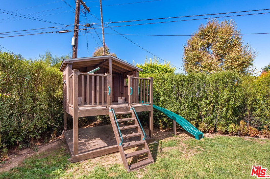 8001 Kentwood Ave, Los Angeles CA  90045-1253 exterior