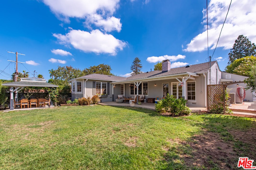 8001 Kentwood Ave, Los Angeles CA  90045-1253 exterior