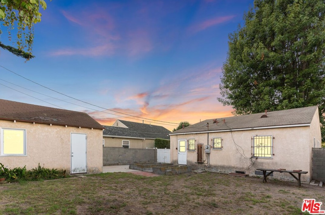 8012 Agnew Ave, Los Angeles, CA 90045-1015