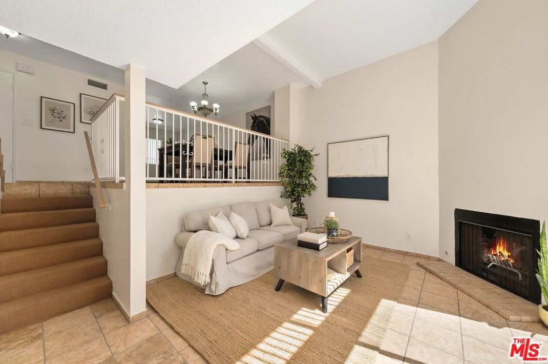 19230 Wyandotte St, Los Angeles, CA 91335-3578