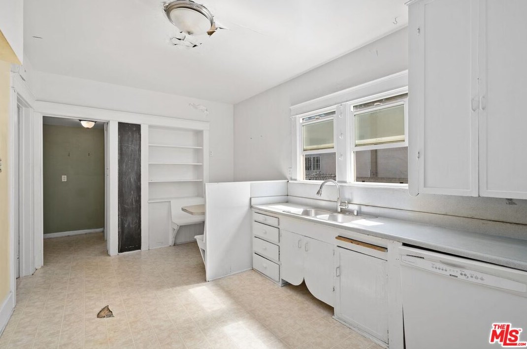 626 Gower St, Los Angeles CA  90004-1304 exterior