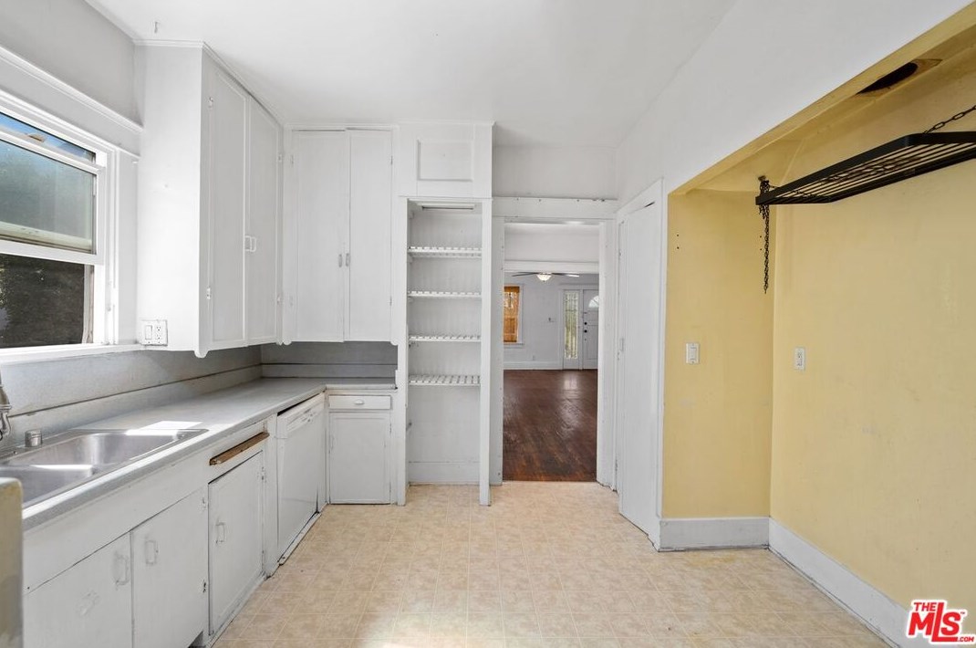 626 Gower St, Los Angeles CA  90004-1304 exterior