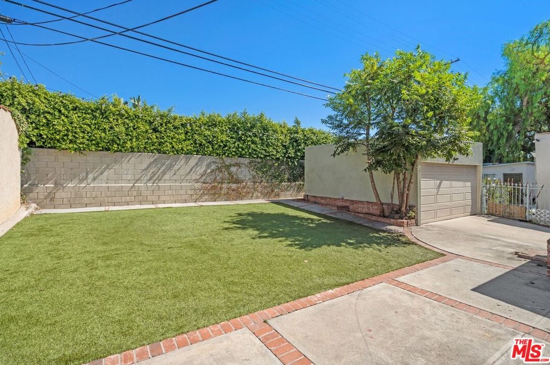 626 Gower St, Los Angeles CA  90004-1304 exterior