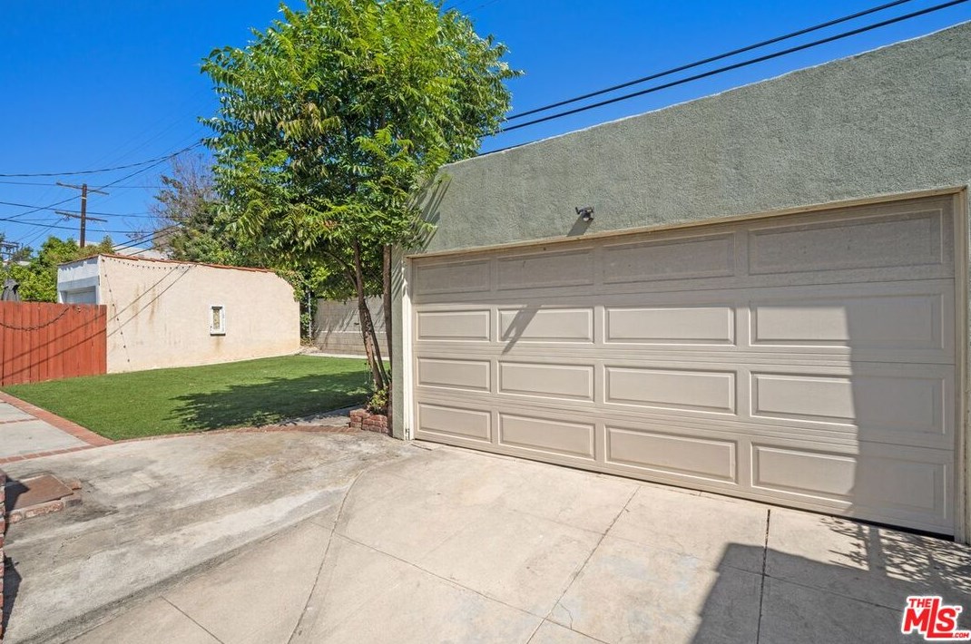 626 Gower St, Los Angeles CA  90004-1304 exterior