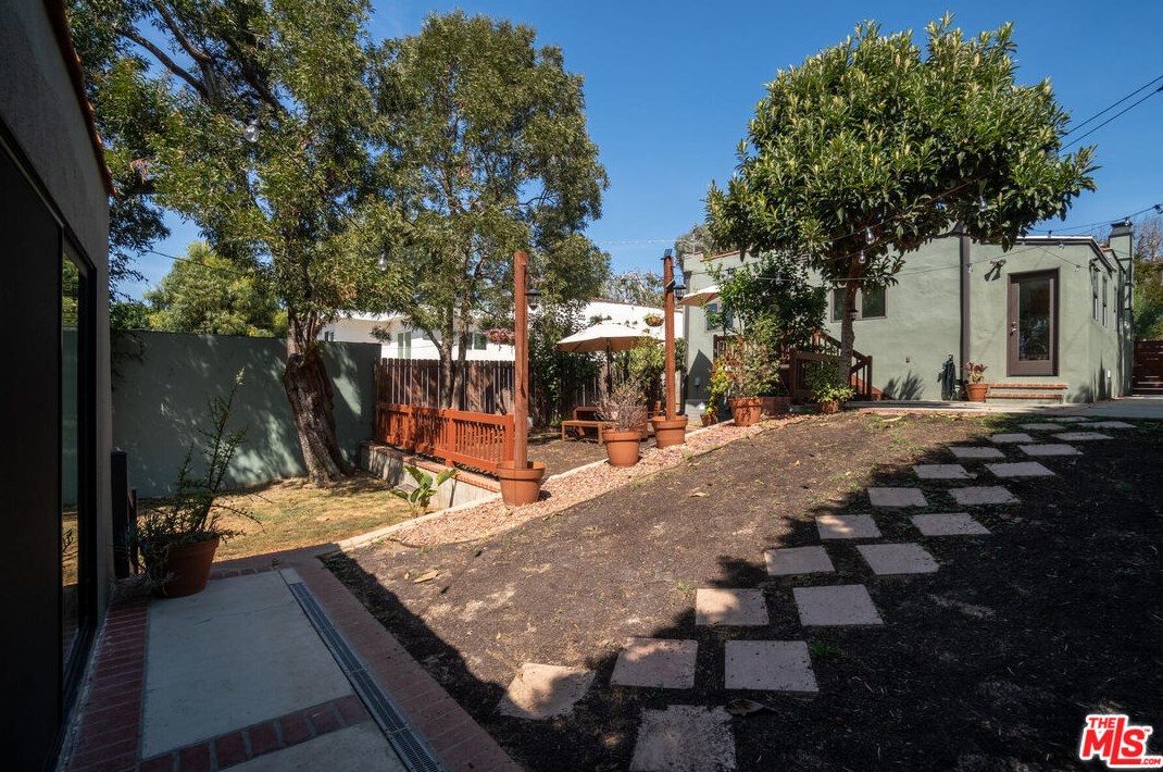 2257 Linnington Ave, Los Angeles CA  90025-5901 exterior