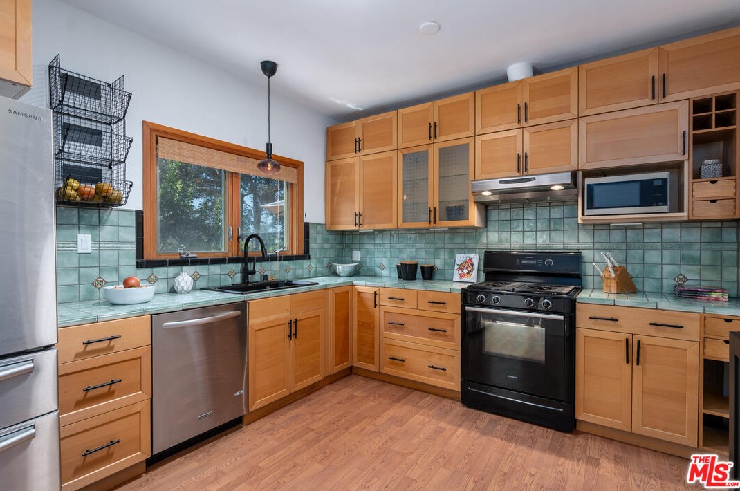 2257 Linnington Ave, Los Angeles CA  90025-5901 exterior