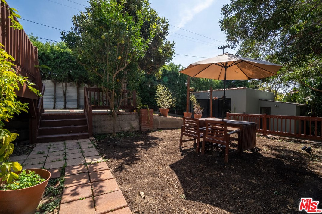 2257 Linnington Ave, Los Angeles CA  90025-5901 exterior