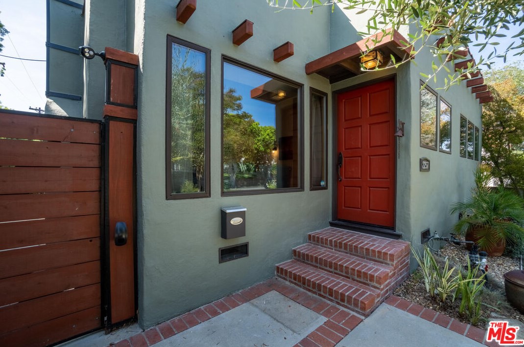2257 Linnington Ave, Los Angeles CA  90064-2339 exterior