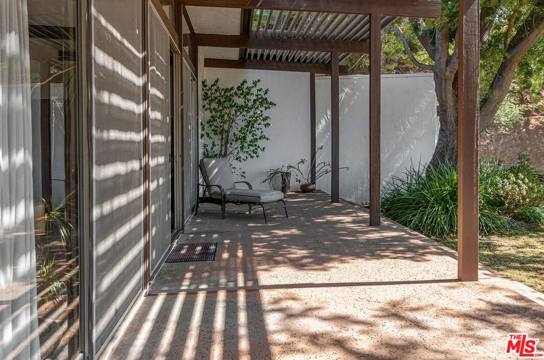 1145 Roberto Ln, Los Angeles, CA 90077-2302