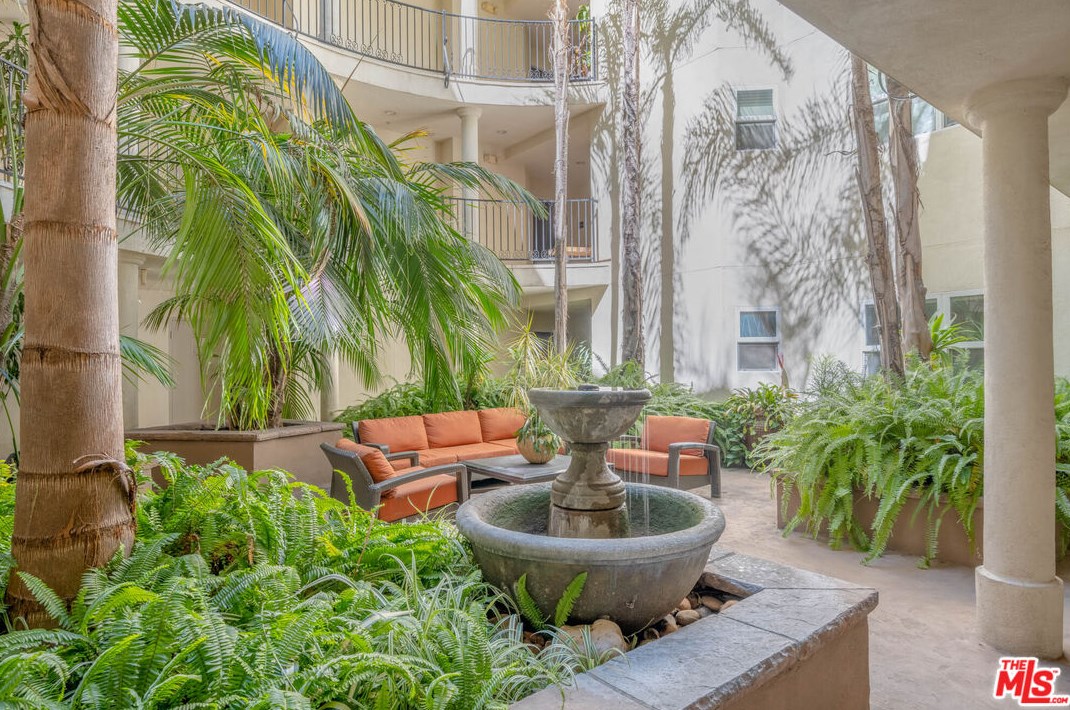 1135 Rexford Dr, Los Angeles, CA 90035-1230