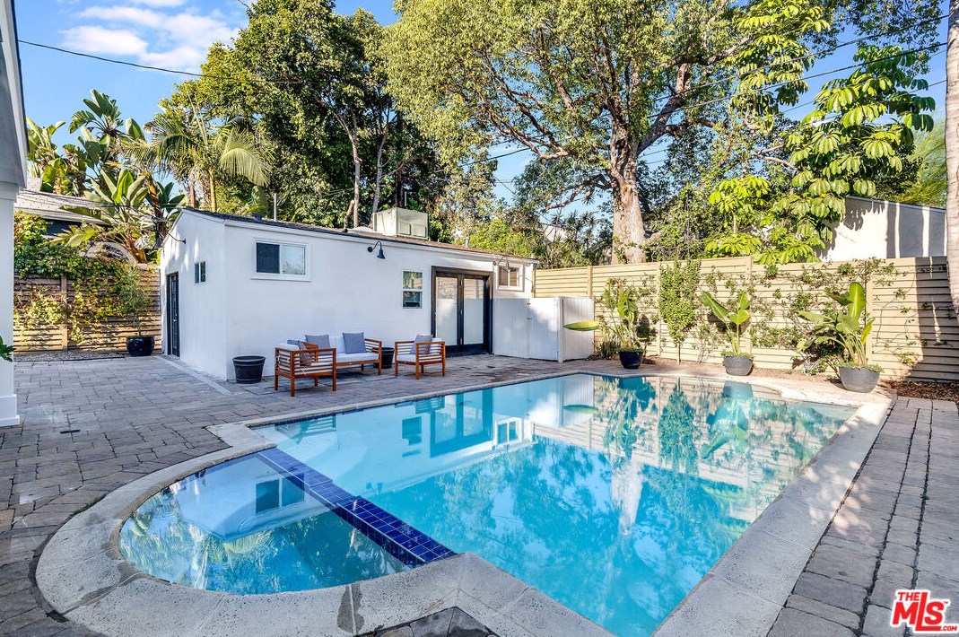 512 Gower St, Los Angeles CA  90004-1303 exterior