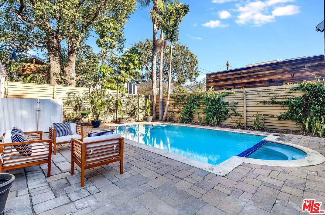 512 Gower St, Los Angeles CA  90004-1303 exterior