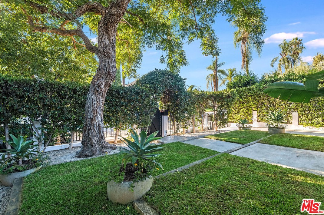 512 Gower St, Los Angeles CA  90004-1303 exterior