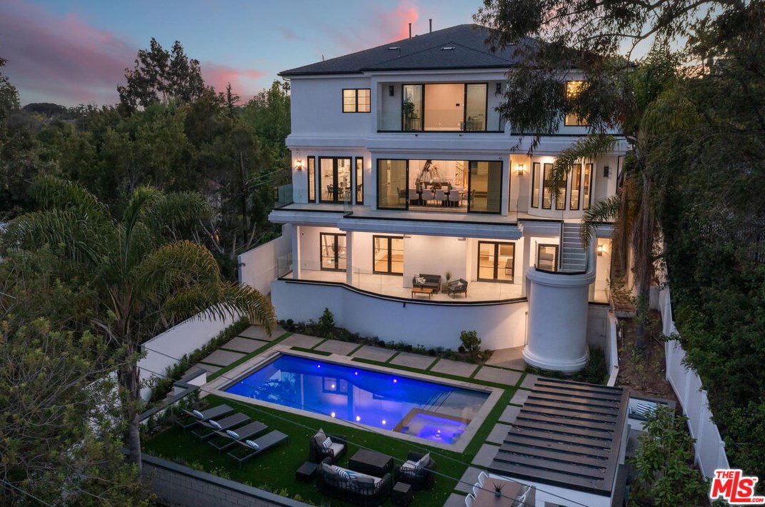 12318 19th Helena Dr, Los Angeles CA  90049-3939 exterior