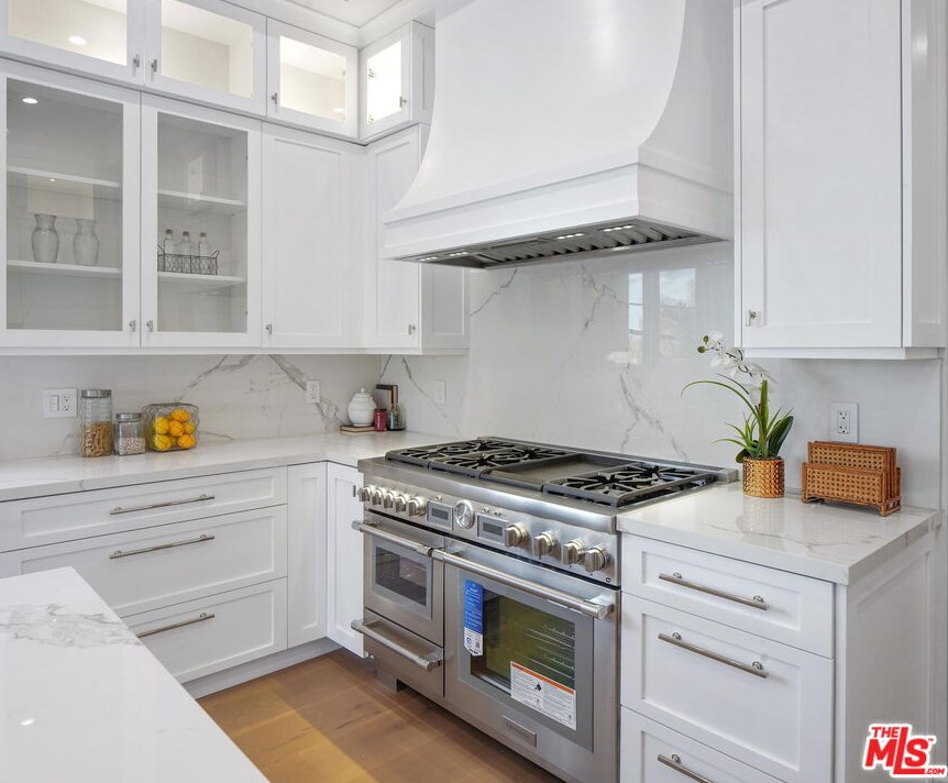 12318 19th Helena Dr, Los Angeles CA  90049-3939 exterior