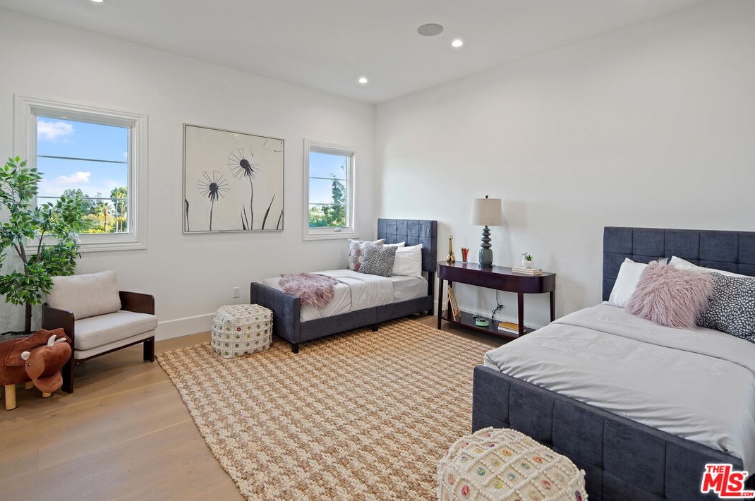 12318 19th Helena Dr, Los Angeles CA  90049-3939 exterior