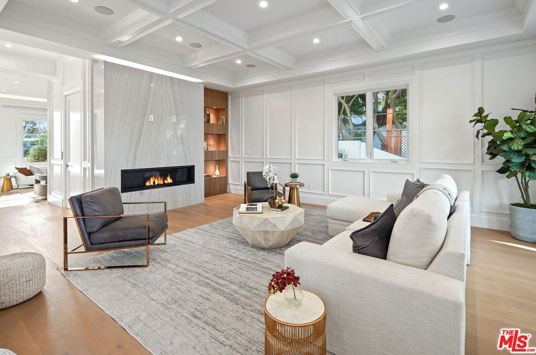 12318 19th Helena Dr, Los Angeles CA  90049-3939 exterior