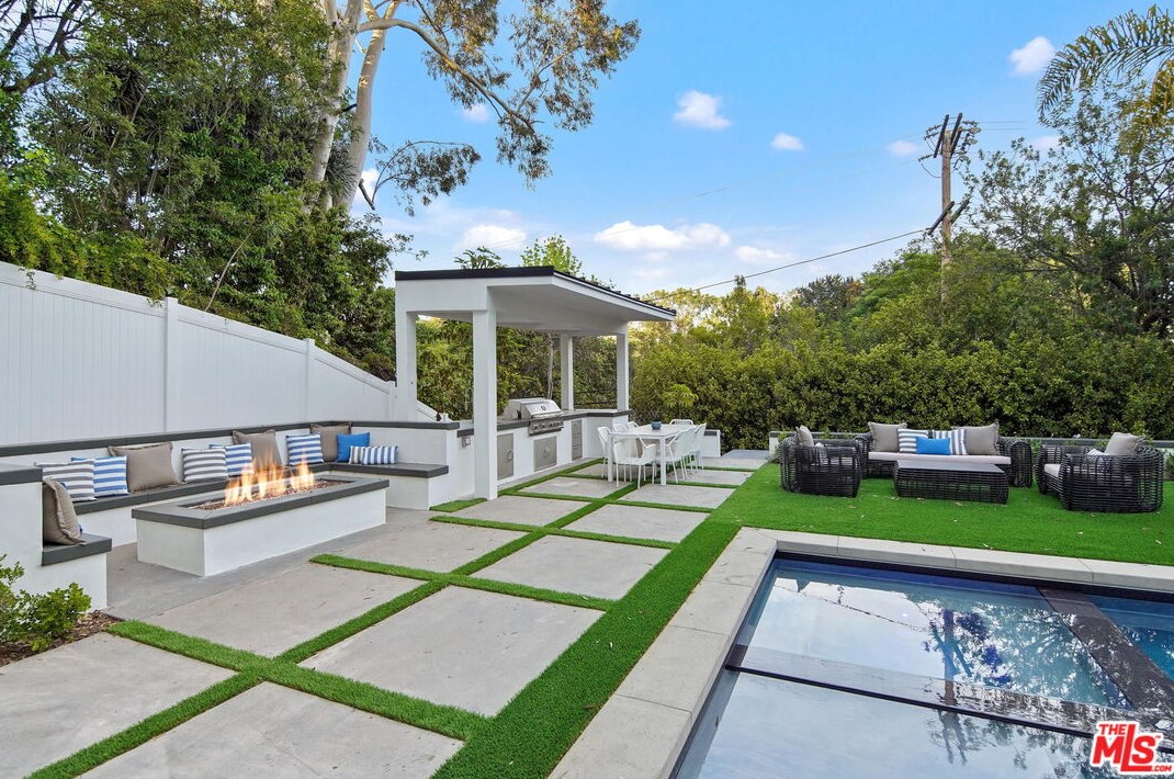 12318 19th Helena Dr, Los Angeles CA  90049-3939 exterior