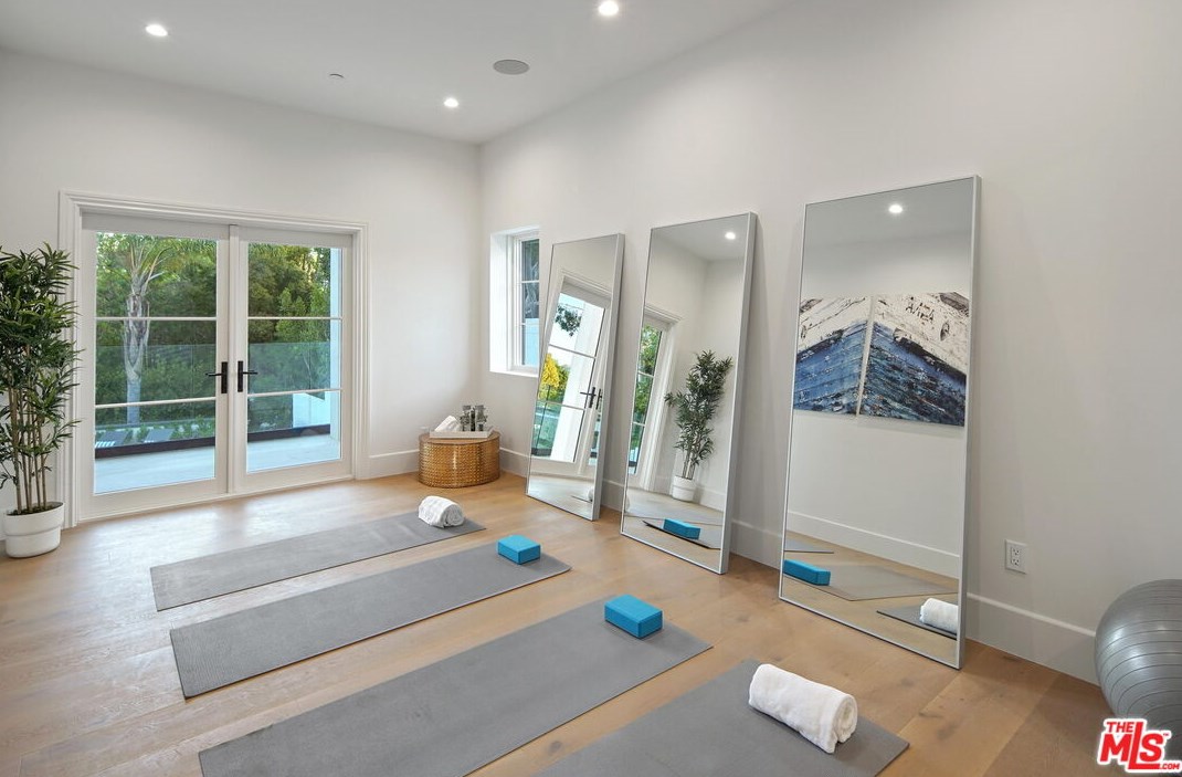 12318 19th Helena Dr, Los Angeles CA  90049-3939 exterior