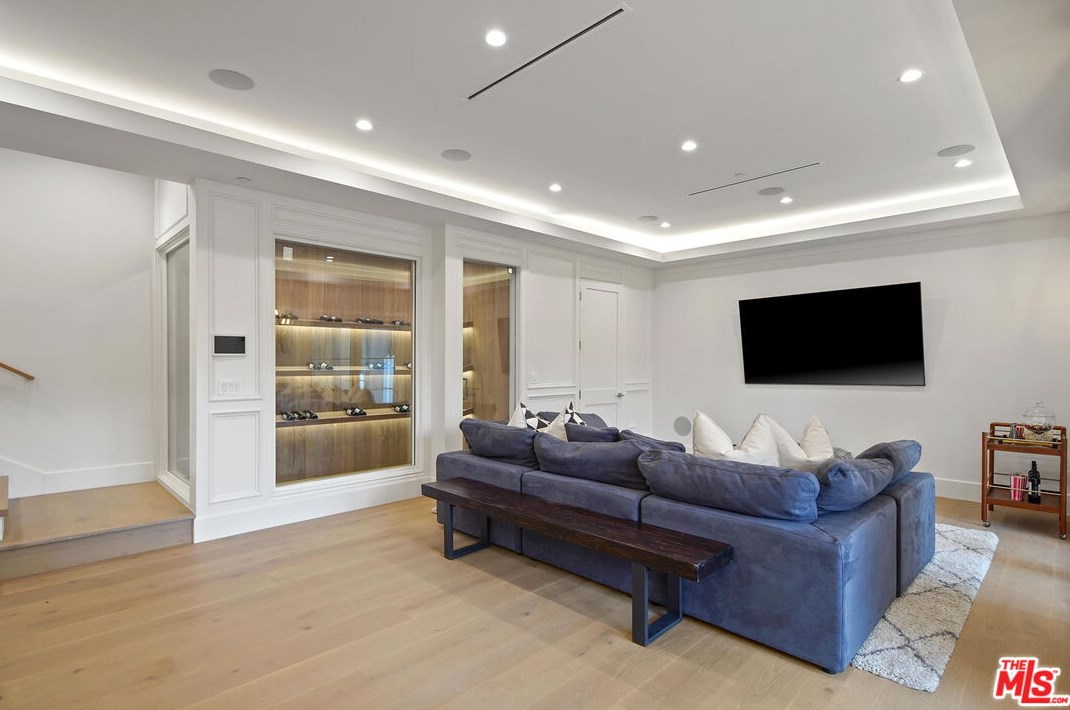 12318 19th Helena Dr, Los Angeles CA  90049-3939 exterior