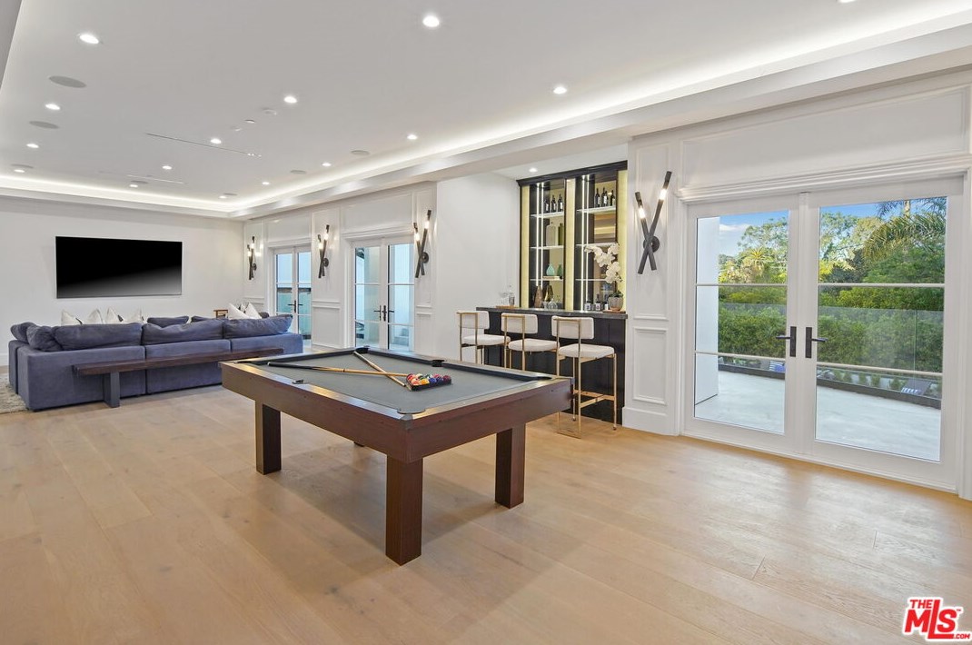 12318 19th Helena Dr, Los Angeles CA  90049-3939 exterior