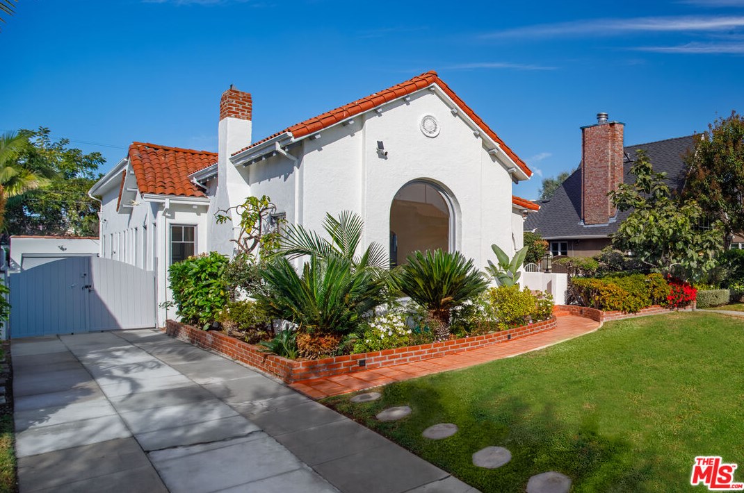 1031 Dunsmuir Ave, Los Angeles, CA 90019-6755