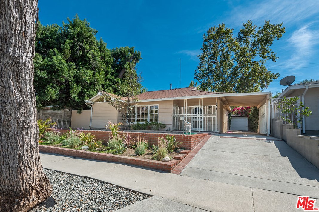 18246 Valley Vista Blvd, Los Angeles, CA 91356-4624
