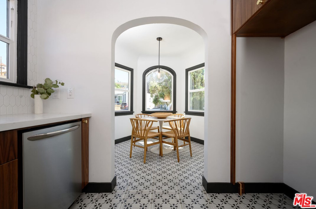 2203 Palm Grove Ave, Los Angeles CA  90016-2319 exterior