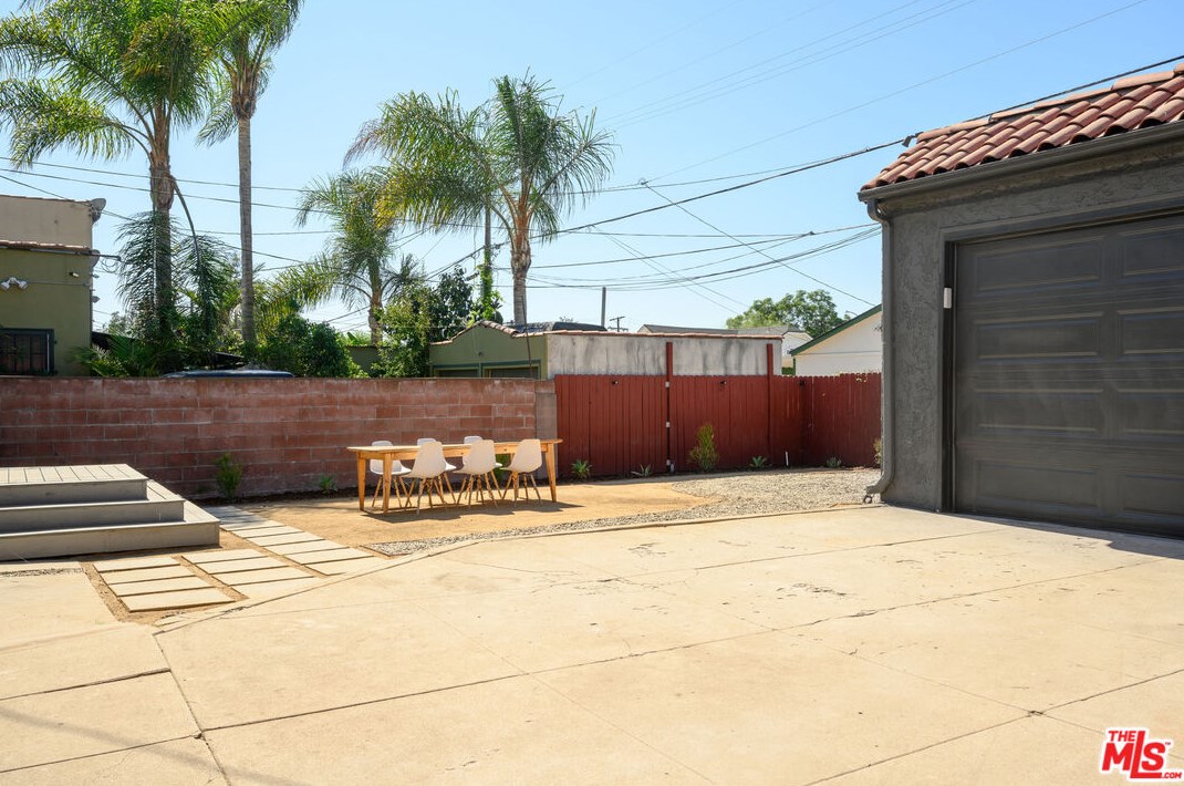 2203 Palm Grove Ave, Los Angeles CA  90016-2319 exterior