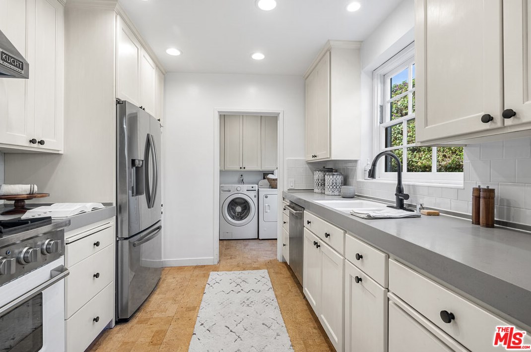3779 Colonial Ave, Los Angeles CA  90066-3641 exterior