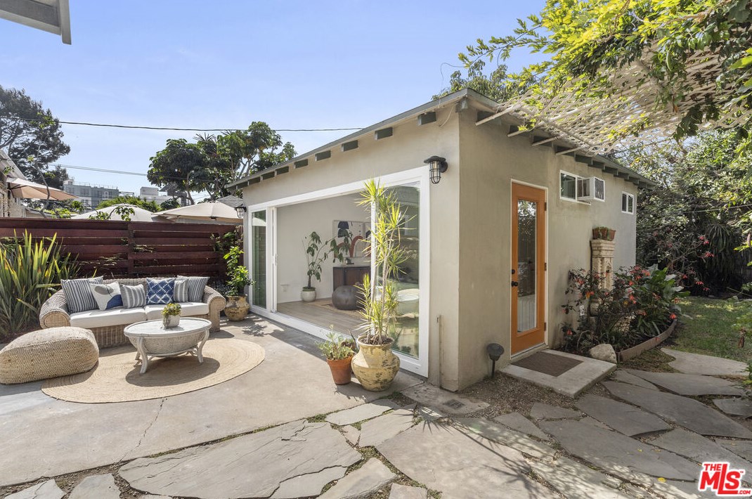3779 Colonial Ave, Los Angeles CA  90066-3641 exterior