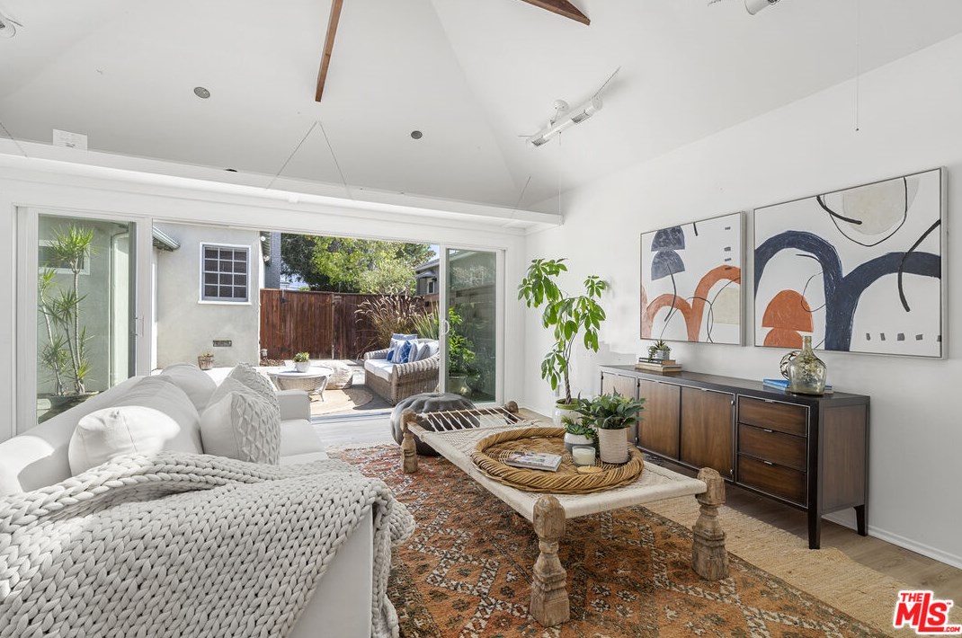 3779 Colonial Ave, Los Angeles CA  90066-3641 exterior