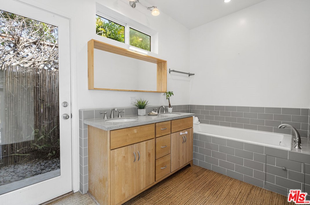 3779 Colonial Ave, Los Angeles CA  90066-3641 exterior