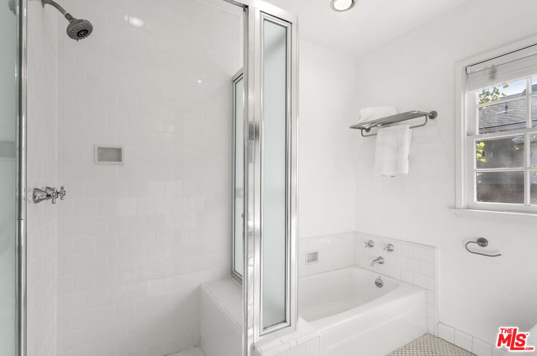 3779 Colonial Ave, Los Angeles CA  90066-3641 exterior